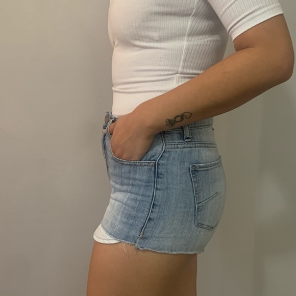 👖 Aritzia Talula High-Waisted Blue Denim Cut-Off Shorts - Women’s Size 27 👖 - Picture 3 of 7